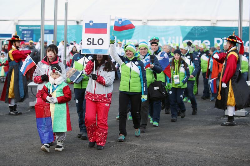 V olimpijski vasi plapola slovenska zastava